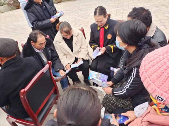 沾益龍華：巡回法庭進社區(qū) 以案普法入民心3.jpg