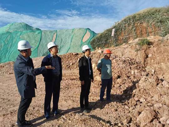 沾益區(qū)龍華街道開展非煤礦山和工貿(mào)企業(yè)第四季度安全生產(chǎn)大檢查2.jpg