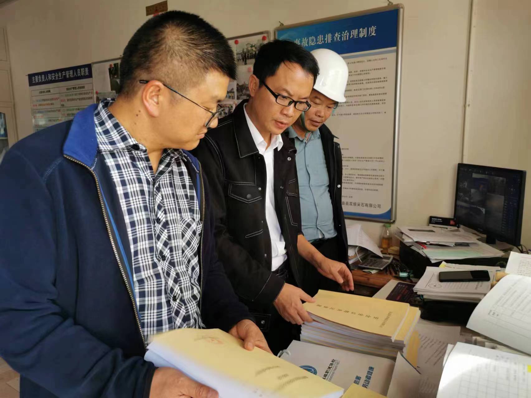 沾益區(qū)龍華街道開展非煤礦山和工貿(mào)企業(yè)第四季度安全生產(chǎn)大檢查22.jpg